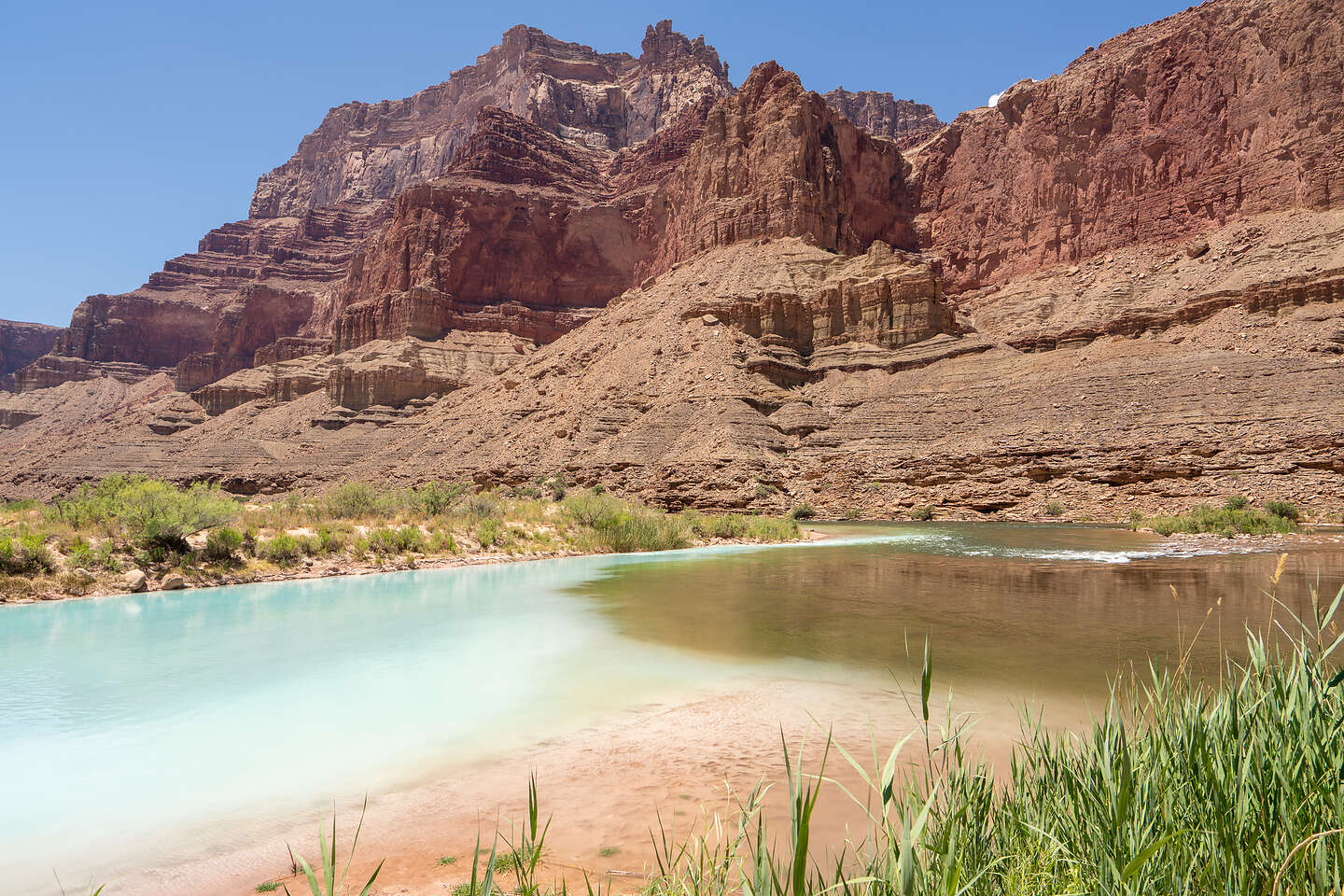 Transition from emerald green to cobalt blue